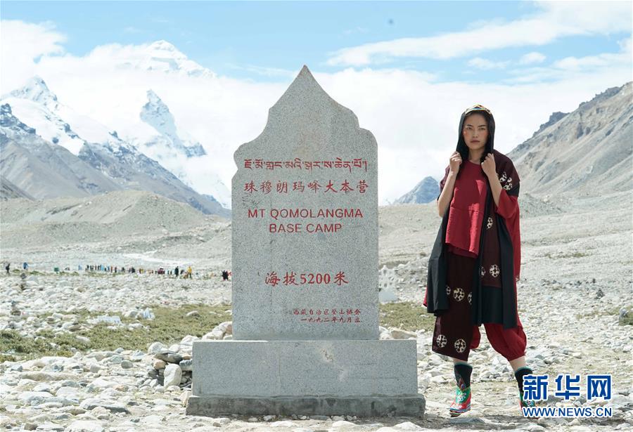 （文化）（6）“格桑花开”西藏民族服饰秀亮相珠峰大本营