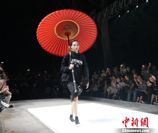 图为模特展示融合中国元素的嘻哈服饰。　韩章云 摄