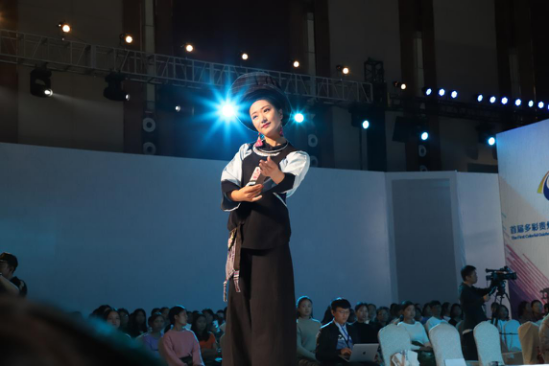 首届多彩贵州民族服饰设计大赛在黔西南开幕