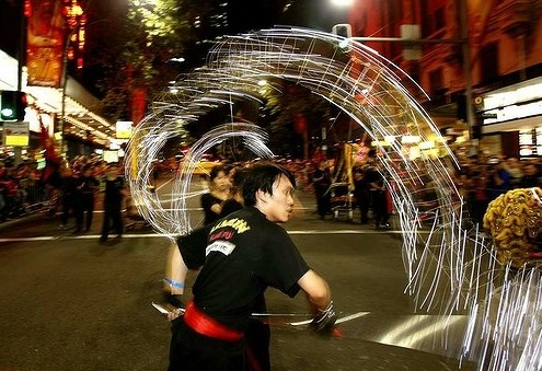 悉尼举行春节花灯大巡游市长着中式服装拜年