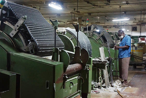 友谊纺织厂是东非地区第一个拥有全套纺、织、印染装备能力的纺织大型公司 图为一名非洲当地员工在厂内车间工作的场景